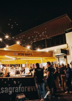 Birrone Beer House è il luogo perfetto dove fare esperienze eccezionali di birra artigianale agricola Birrone, condividendole con i tuoi amici.